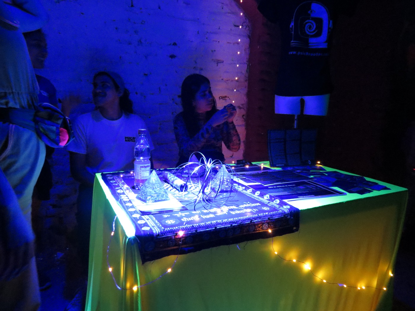 Fiesta Club Psiconautas con luz UV y montaje temático