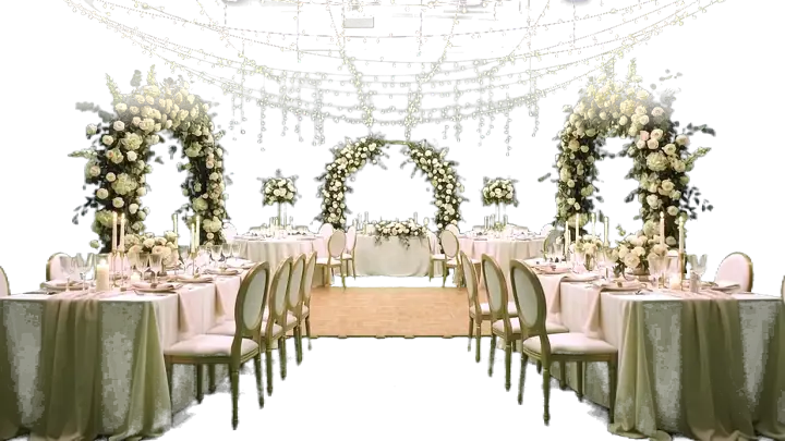 Recepción de boda con arcos florales y luces cálidas